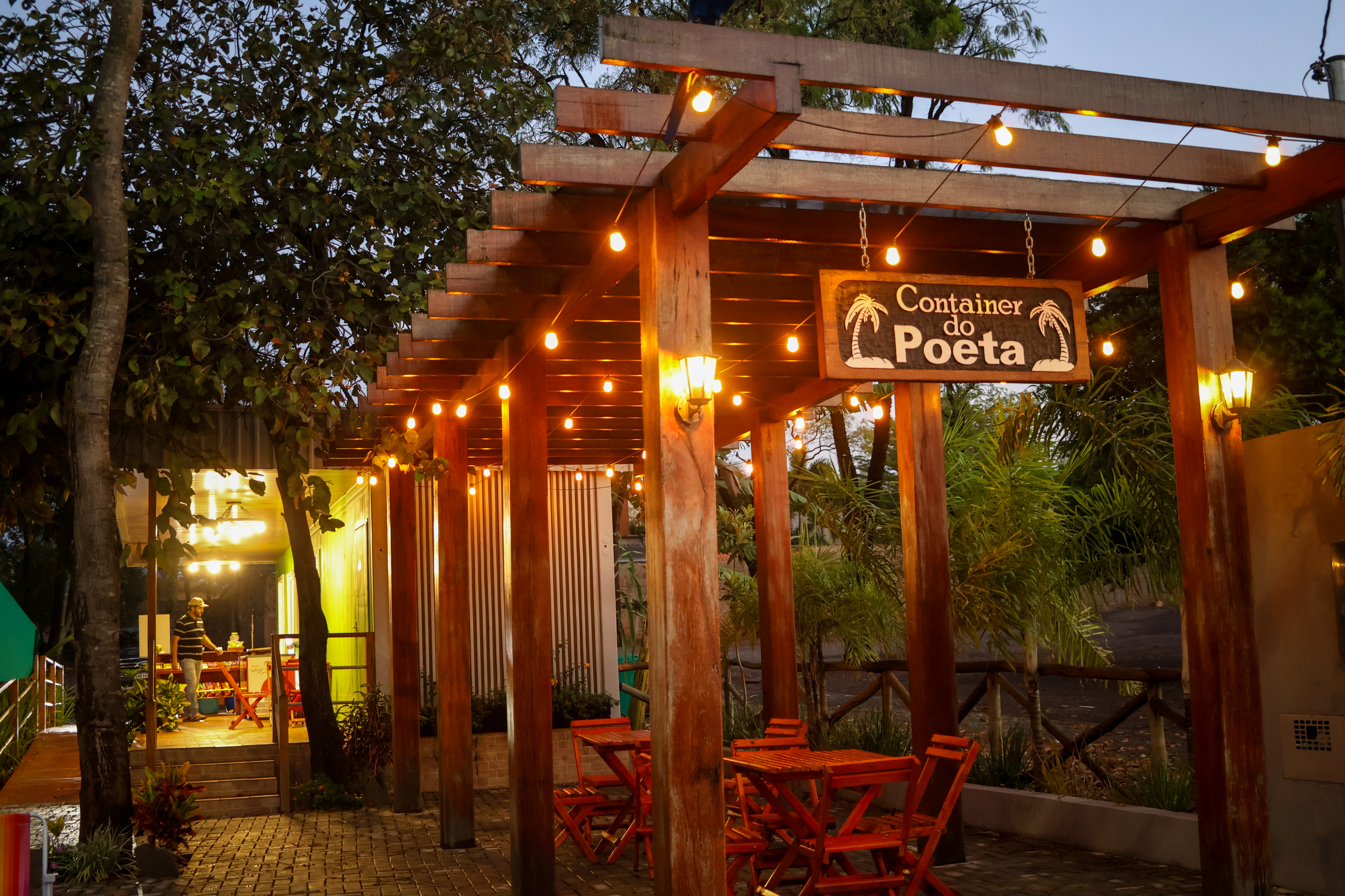 Fachada da Unidade 01 — Parque do Container do Poeta